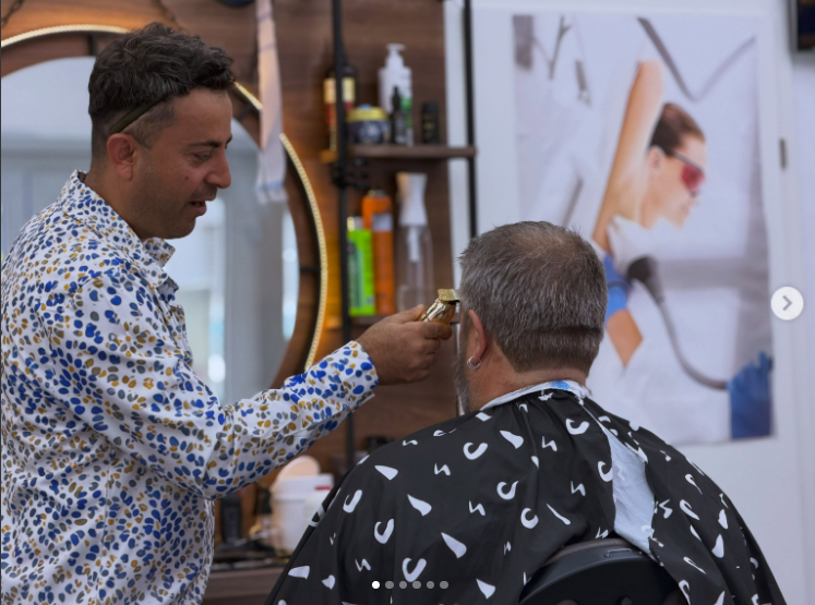 Barber beim Haarschnitt