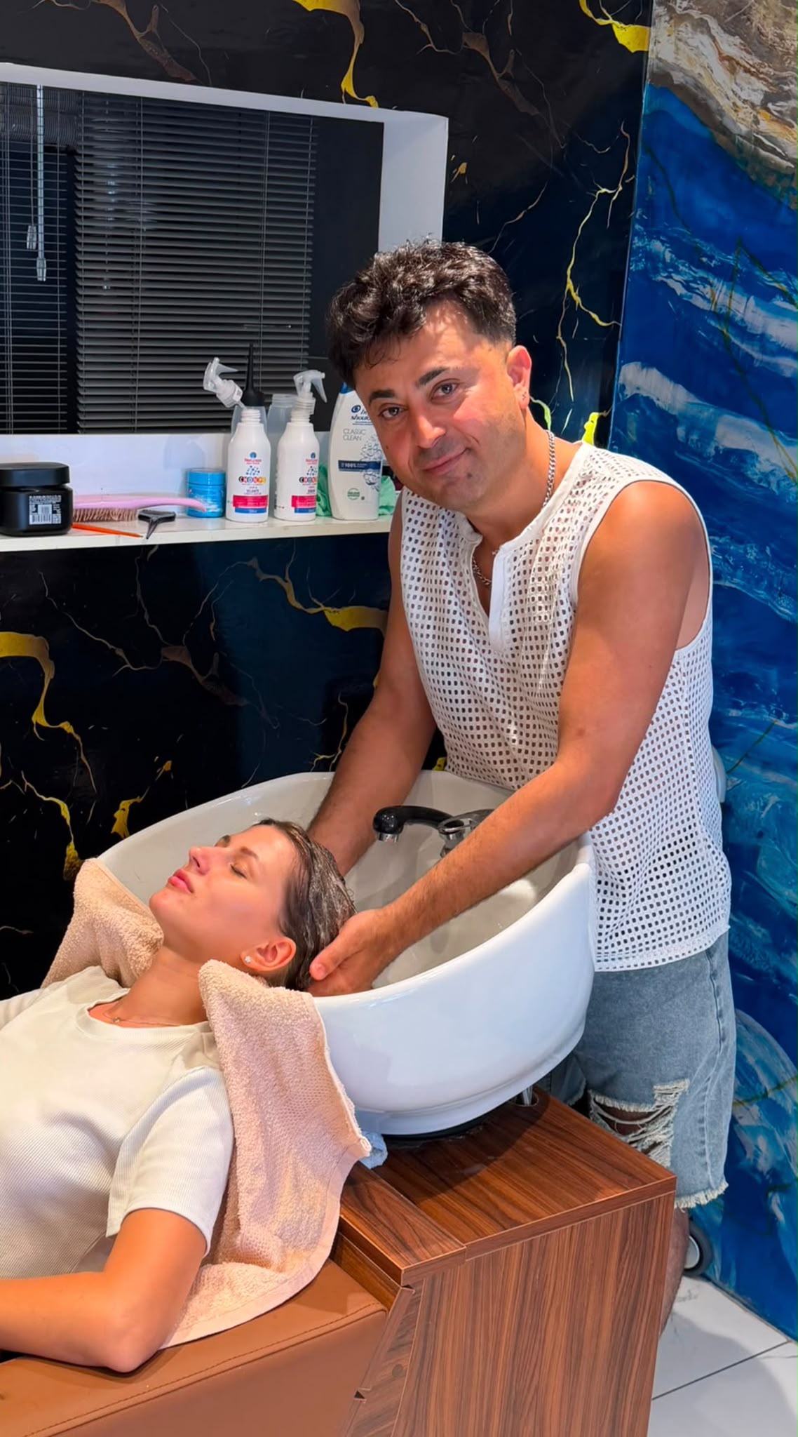 Stylist frisiert eine Kundin